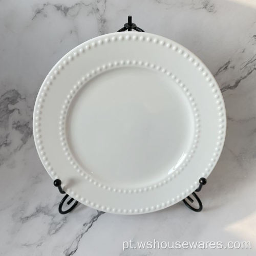 Utensílios de mesa de porcelana branca com relevo pérola